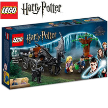 Cargar imagen en el visor de la galería, Lego Harry Potter carruaje y Thestrals de Hogwarts 76400
