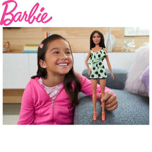 Cargar imagen en el visor de la galería, muñeca Barbie fashionista vestido asimétrico