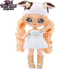 Cargar imagen en el visor de la galería, Muñeca Cora Cowgirl Na! Na! Na! Surprise Fuzzy Serie 1