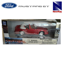 Cargar imagen en el visor de la galería, Ford Mustang GT Convertible a escala 1/43 New Ray-(4)