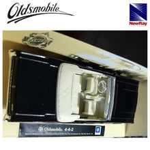 Cargar imagen en el visor de la galería, Oldsmobile 4 4 2 negro miniatura a escala 1/43 New Ray-(1)