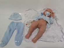 Cargar imagen en el visor de la galería, BEBÉ ARTESANAL RECIEN NACIDO PASTEL AZUL CON COJIN 37 CM NINES D´ONIL 460 (SEXADO)