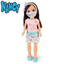 Cargar imagen en el visor de la galería, Nancy un día con mascarilla muñeca morena Trendy a que jugamos hoy