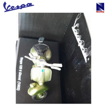 Cargar imagen en el visor de la galería, Vespa 125 6 Giorni (1952) New Ray miniatura a escala 1/32-(3)