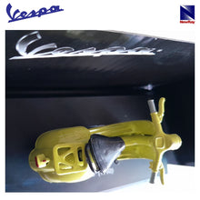Cargar imagen en el visor de la galería, Vespa 125 amarilla (1960) réplica a escala histórica New Ray-(4)