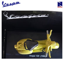 Cargar imagen en el visor de la galería, Vespa 125 amarilla (1960) réplica a escala histórica New Ray-(3)