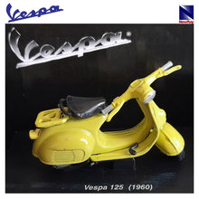 Cargar imagen en el visor de la galería, Vespa 125 amarilla (1960) réplica a escala histórica New Ray