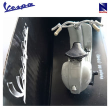 Cargar imagen en el visor de la galería, Vespa 98 gris (1946) Piaggio miniatura a escala 1/32 New Ray-(1)