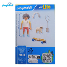 Cargar imagen en el visor de la galería, Playmobil 71612 adolescente con monopatín y perro carlino
