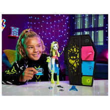 Cargar imagen en el visor de la galería, Monster High Frankie Stein muñeca Skulltimate con armario
