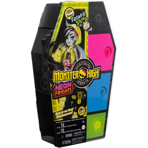 Monster High Frankie Stein muñeca Skulltimate con armario