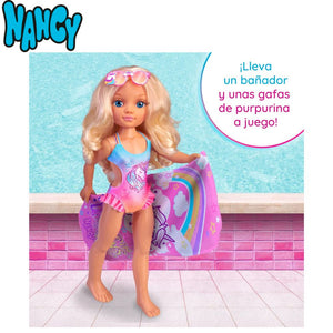 Nancy con bañador