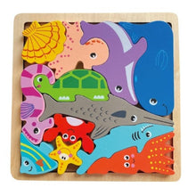 Cargar imagen en el visor de la galería, Panel con figuras de madera encajables infantil

