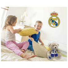 Cargar imagen en el visor de la galería, Peluche Real Madrid osito con bufanda 20 cm.
