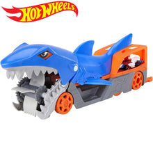 Cargar imagen en el visor de la galería, Tiburón mastica coches Hot Wheels
