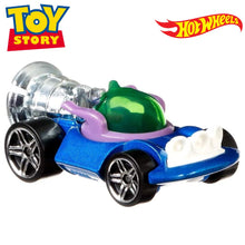 Cargar imagen en el visor de la galería, Alien coche Toy Story Hot Wheels escala 1/64 Disney

