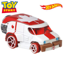 Cargar imagen en el visor de la galería, Duke Caboom coche Toy Story Hot Wheels character escala 1/64 Disney
