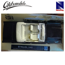 Cargar imagen en el visor de la galería, Oldsmobile 4 4 2 negro miniatura a escala 1/43 New Ray-(3)

