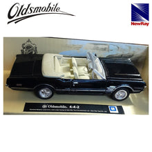 Cargar imagen en el visor de la galería, Oldsmobile 4 4 2 negro miniatura a escala 1/43 New Ray
