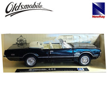 Cargar imagen en el visor de la galería, Oldsmobile 4 4 2 negro miniatura a escala 1/43 New Ray-
