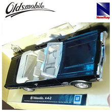 Cargar imagen en el visor de la galería, Oldsmobile 4 4 2 negro miniatura a escala 1/43 New Ray-(2)
