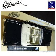 Cargar imagen en el visor de la galería, Oldsmobile 4 4 2 negro miniatura a escala 1/43 New Ray-(1)
